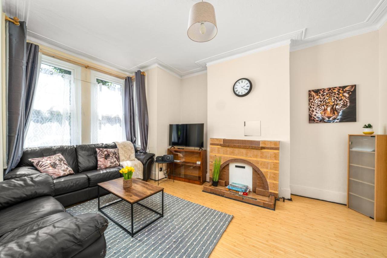 Homely 4-Bedroom Home With 2 Baths & Free Parking Londres Exterior foto