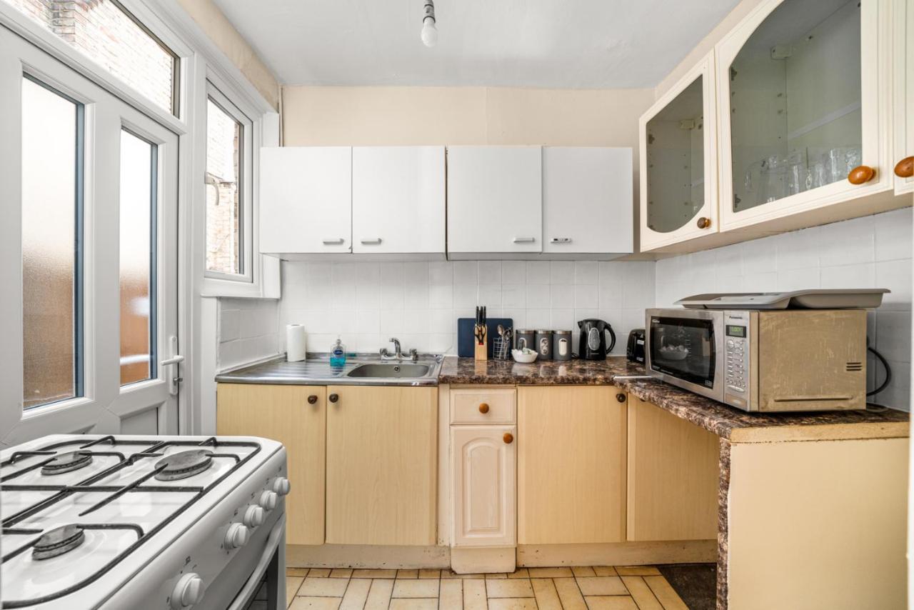 Homely 4-Bedroom Home With 2 Baths & Free Parking Londres Exterior foto